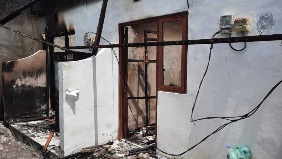podiumnews.com-Diduga Korsleting Listrik, 8 Rumah Kost Ludes Terbakar di Denbar