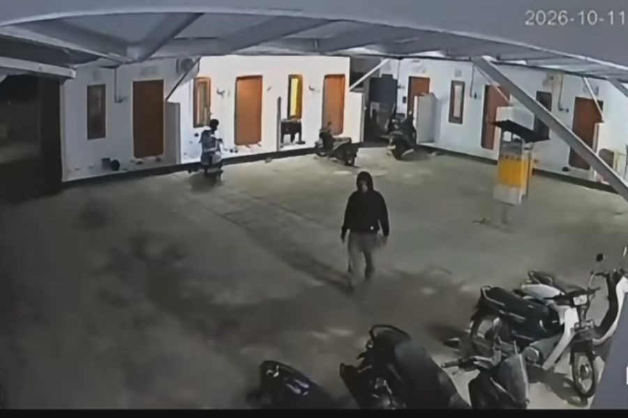 Aksi pencurian sepeda motor terekam kamera CCTV di sebuah kamar kos di Jalan Celagi Basur, Jimbaran, Kuta Selatan, Badung, Bali, Minggu (11/10/2026). (foto/hes)