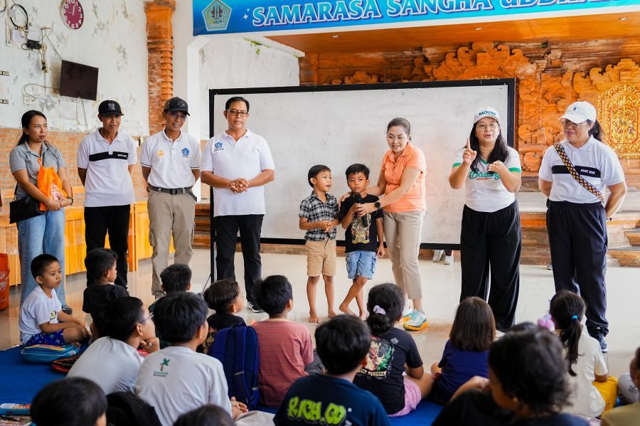 Ketua TP. PKK Badung, Nyonya Rasniathi Adi Arnawa, menggelar acara Safari Badung Peduli dan Temu Wirasa bersama pengurus, anggota PKK, serta kader Posyandu se-Desa Penarungan, Minggu (15/2/2025). (foto/sukadana)
