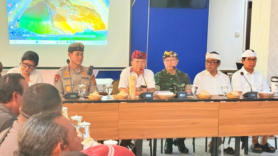 Gubernur Bali Wayan Koster menerima 10 orang perwakilan Forum Komunikasi Swakelola Sampah Bali (Forkom SSB) di Kantor Pusat Pengendalian Lingkungan Hidup (Pusdal LH) Bali dan Nusa Tenggara, Denpasar, Bali, Kamis (16/4/2026). (foto/sukadana)