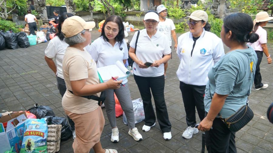 Ketua TP PKK Badung Nyonya Rasniathi Adi Arnawa meninjau kegiatan Plastic Exchange di Banjar Permata, Nusa Dua, Kecamatan Kuta Selatan, Sabtu (24/1/2026). (foto/sukadana)