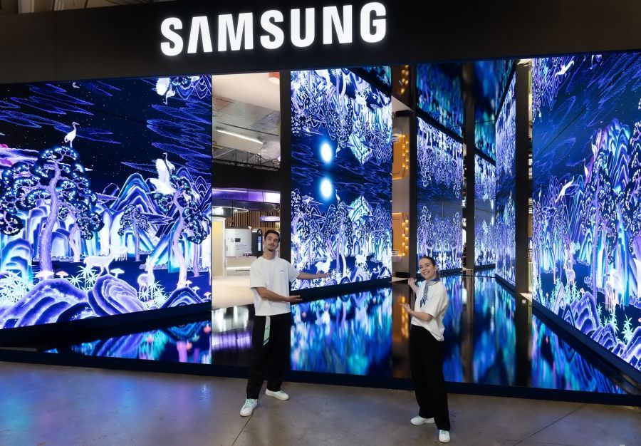 Pengunjung berada di paviliun Samsung saat perusahaan memperkenalkan ekosistem connected care berbasis AI pada ajang VivaTech 2026 di Paris. (Foto: Samsung)