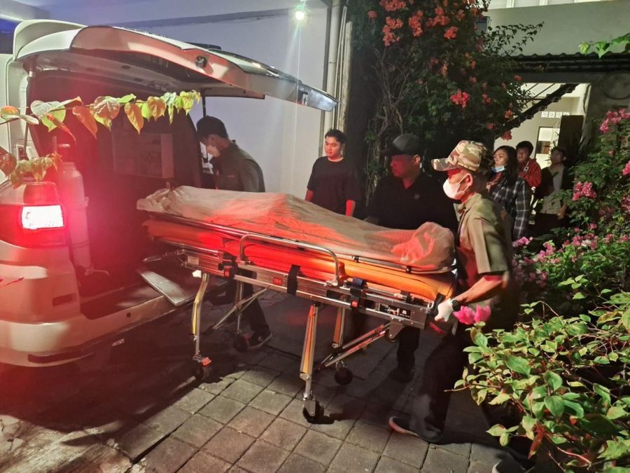 Petugas mengevakuasi jenazah Samuel Sitompul yang tewas akibat sengatan aliran listrik ketika sedang memperbaiki MCB pompa listrik di kolam renang di kawasan Jalan Saridewi, Kuta, Badung, Bali. (foto/hes)