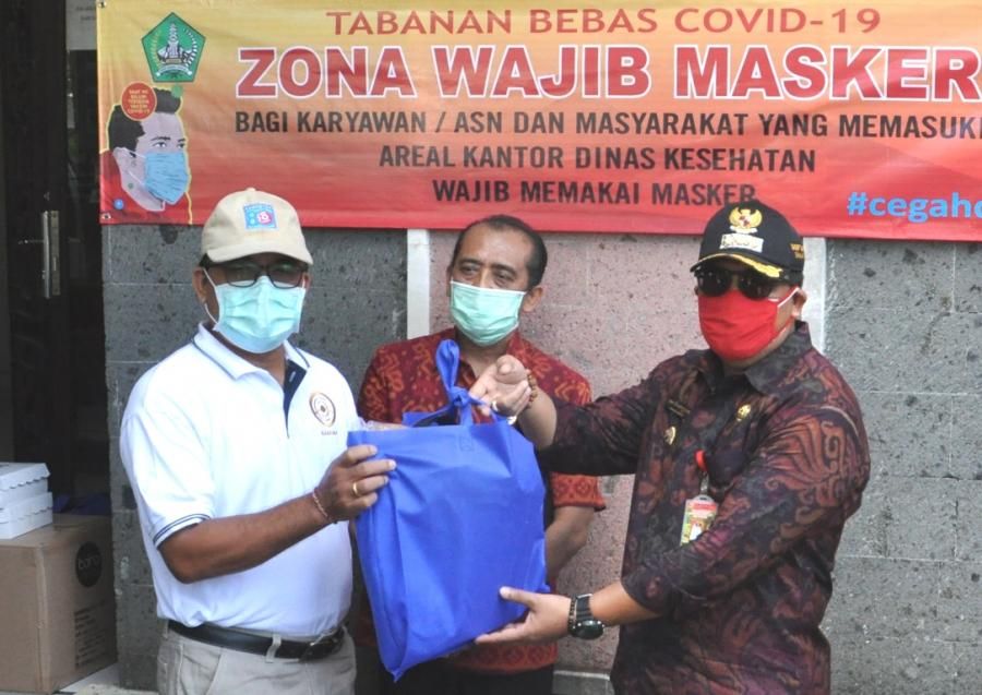 podiumnews.com-Wabup Sanjaya Bagikan APD kepada Petugas Medis