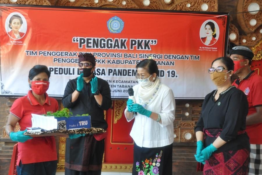 podiumnews.com-Wabup Sanjaya Hadiri Kegiatan Penggak PKK di Tabanan