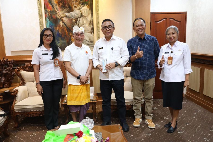Walikota Denpasar, I Gusti Ngurah Jaya Negara, saat menerima audiensi Ketua Yayasan Pembangunan Sanur (YPS) Ida Bagus Gede Sidharta selaku penyelenggara Sanur Village Festival (SVF) di Kantor Wali Kota Denpasar, Bali, Rabu (29/10/2025). (foto/sukadana)