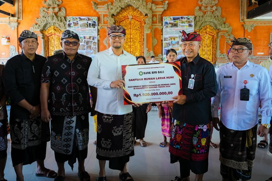 Wabup Badung Bagus Alit Sucipta saat Penyerahan BRLH Kabupaten Badung Tahun 2026 dan bantuan sosial bagi penyandang disabilitas di Wantilan Giri Mandala, Desa Adat Sembung Sobangan, Kecamatan Mengwi, Badung, Bali, Senin (12/10/2026). (foto/adi)