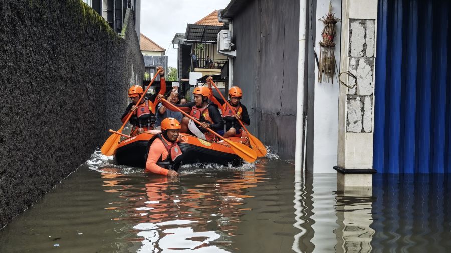 Tim SAR gabungan mengevakuasi korban banjir di wilayah Campuhan, Dewi Sri, Legian, Kuta, Badung, Bali, Selasa (24/2/2026). (foto/hes)
