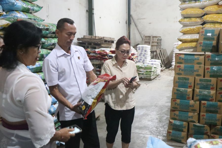 Satgas Pangan Provinsi Bali menggelar operasi di sejumlah toko dan grosir beras di Denpasar, Rabu (5/11/2025). (foto/hes)