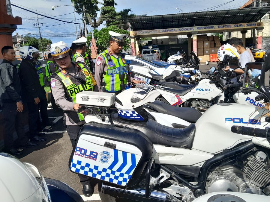 Kasat Lantas Polres Badung, AKP Ni Luh Tivisiasih ikut memantau pemeriksaan kendaraan patroli, di halaman depan Mapolres Badung, Bali, Kamis (12/2/2026). (foto/hes)