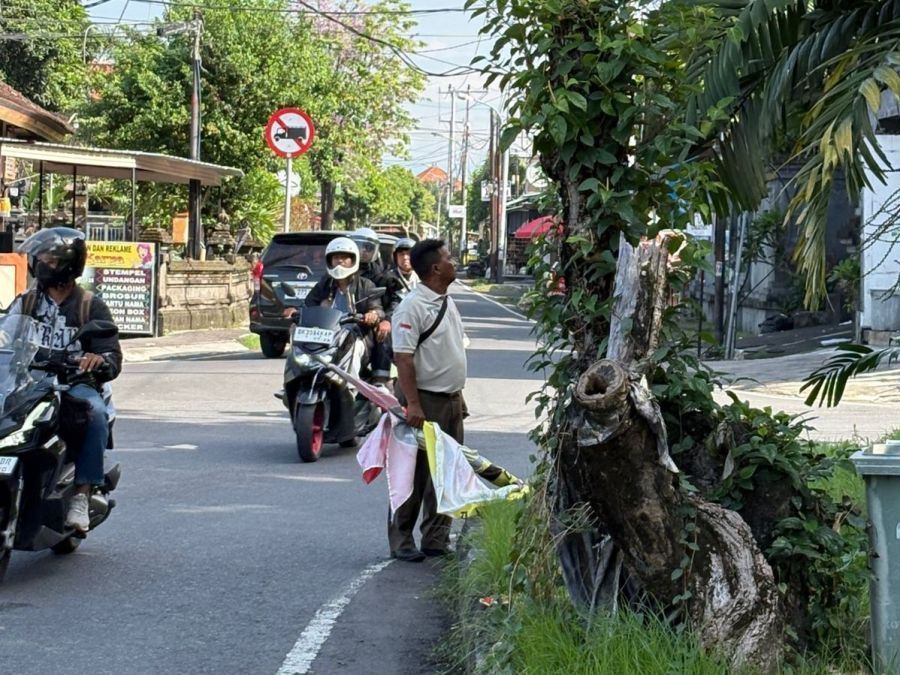 Bidang KUKM Satpol PP Denpasar menertibkan reklame, Rabu (12/11/2025) di Denpasar. (foto/sukadana)
