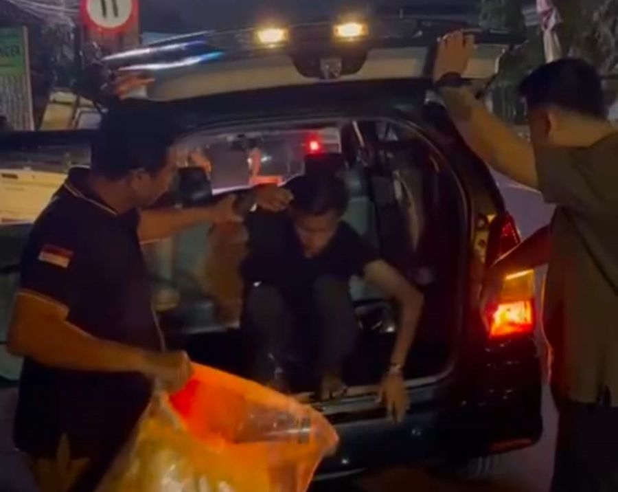 Satpol PP Kota Denpasar kembali melaksanakan kegiatan SABERGEP (Sapu Bersih Gelandangan dan Pengemis) di sejumlah traffic light di Kota Denpasar, Bali, Kamis (30/7/2026) malam. (foto/sukadana)
