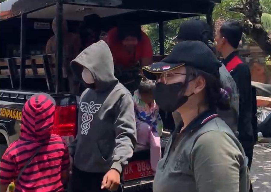 podiumnews.com-Satpol PP Denpasar Nilai Pengamen Bahayakan Pengguna Jalan