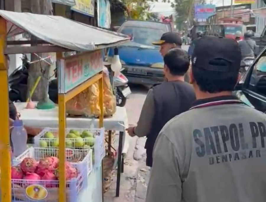 podiumnews.com-Satpol PP Denpasar Tertibkan 10 PKL yang Berjualan di Trotoar