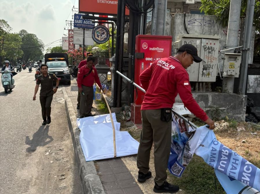 Satpol PP Kota Denpasar melalui Bidang Ketertiban Umum dan Ketenteraman Masyarakat (Tibum Tranmas) melaksanakan penertiban baliho, spanduk, banner, umbul-umbul, pamflet, dan papan nama yang terpasang di fasilitas umum, di Denpasar, Bali, Selasa (20/10/2026). (foto/sukadana)