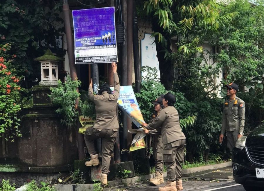 Satpol PP Kota Denpasar melakukan penertiban puluhan media promosi yang terpasang di sejumlah fasilitas umum dan ruas jalan di Kota Denpasar, Bali, Selasa (3/3/2026). (foto/sukadana)