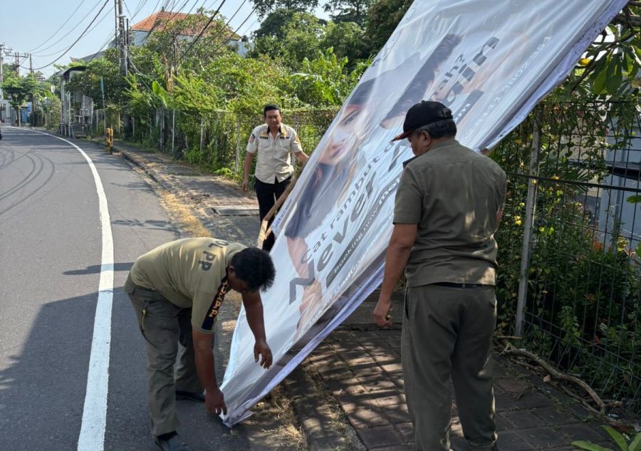 Satpol PP Kota Denpasar melalui Bidang KUKM menggelar penertiban baliho, spanduk, banner, umbul-umbul, dan pamflet yang terpasang di fasilitas umum, di Denpasar, Bali, Kamis (26/3/2026). (foto/sukadana)