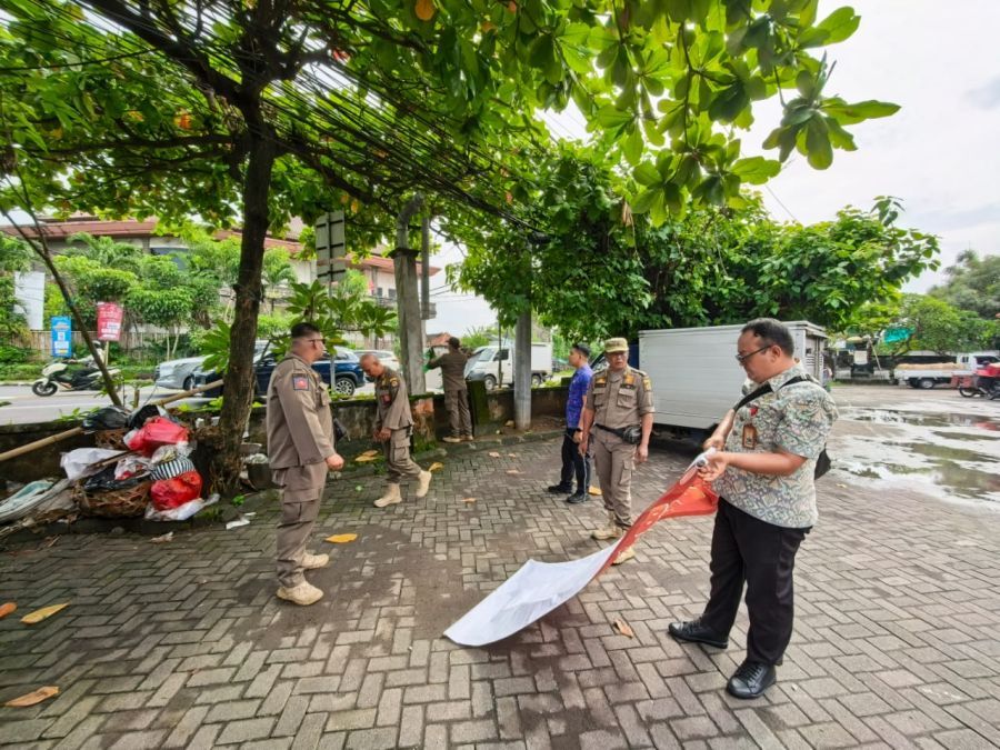 podiumnews.com-Satpol PP Denpasar Tertibkan Baliho, Spanduk, Banner di Fasilitas Umum
