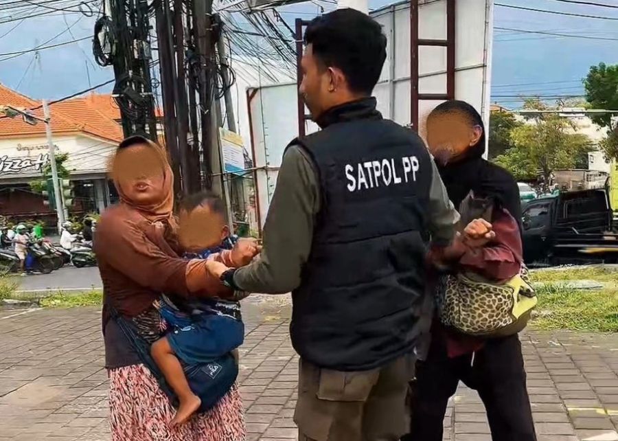 Satpol PP Kota Denpasar menertibkan gelandangan dan pengemis (gepeng), pengamen, serta badut yang beroperasi di sejumlah traffic light wilayah Kota Denpasar, Bali, Kamis (15/1/2026). (foto/sukadana)