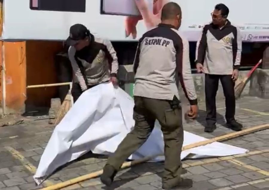 podiumnews.com-Satpol PP Denpasar Tertibkan Ratusan Alat Peraga Kedaluwarsa