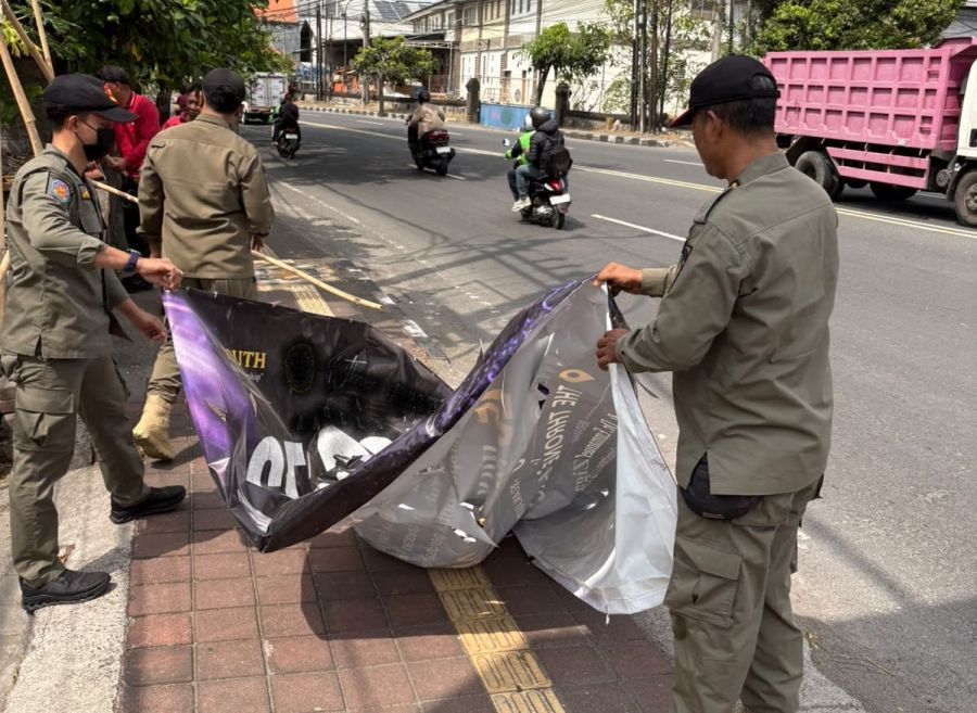 Satpol PP Kota Denpasar melalui Bidang Ketertiban Umum dan Ketenteraman Masyarakat (KUKM) bersama Regu Quick Response menggelar penertiban berbagai media promosi yang terpasang di fasilitas umum, Rabu (9/9/2026). (foto/sukadana)