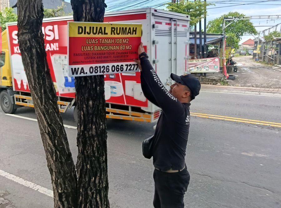 Satpol PP Kota Denpasar melalui Bidang KUKM kembali melaksanakan kegiatan penertiban baliho, spanduk, banner, umbul-umbul, hingga pamflet yang terpasang tidak sesuai ketentuan di fasilitas umum, di Denpasar, Bali, Selasa (2/12/2025). (foto/sukadana)