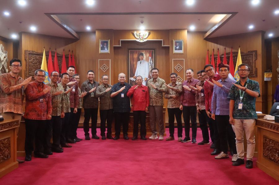 Gubernur Bali Wayan Koster memimpin rapat persiapan "Jatiluwih Fun Run 2026” yang merupakan kolaborasi antara Association of The Indonesian Tours and Travel Agencies (ASITA) Bali dengan Pemerintah Provinsi Bali di Gedung Kertasabha, Denpasar, Bali, Rabu (29/4/2026). (foto/sukadana)