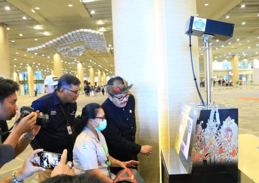 podiumnews.com-Antisipasi Merebaknya Virus Corona, Cok Ace Tinjau Alat Thermal Scanner di Bandara