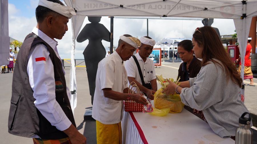 Pamedek yang datang melalui Pos Manik Mas diperiksa satu per satu oleh petugas screening untuk memastikan mereka tidak lagi membawa atau menggunakan plastik sekali pakai pada hari ketiga pelaksanaan IBTK, Minggu 5/4/2026).(foto/sukadana)