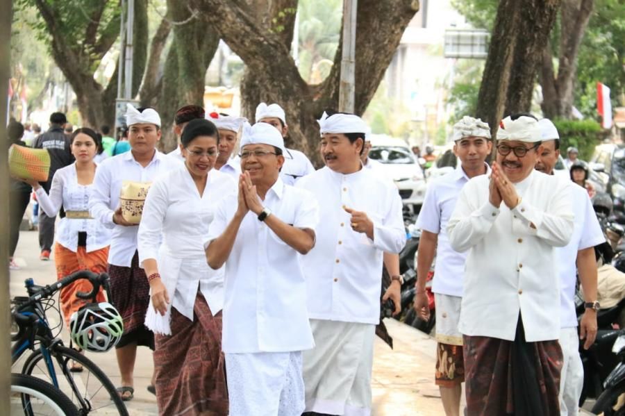 Jelang HUT Provinsi Bali, Koster Ajak Jajaran Sembahyang di Pura Jagatnatha