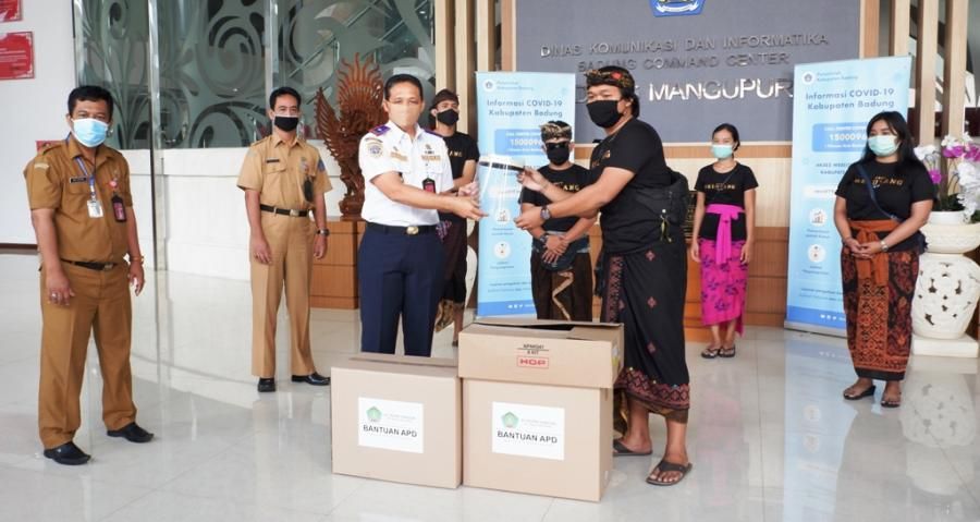 podiumnews.com-ST Putra Tunggal Serahkan Bantuan Face Shield kepada Pemkab Badung
