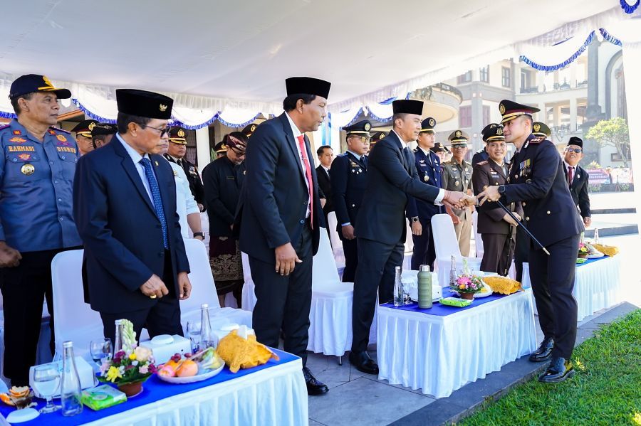 Sekda Badung IB Surya Suamba bersama Ketua DPRD Badung I Gusti Anom Gumanti mengikuti Apel Peringatan HUT Ke-80 Bhayangkara di Puspem Badung, Bali, Rabu (1/7/2026). (foto/adi)
