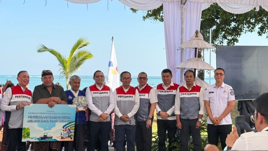 Sekda Badung Ida Bagus Surya Suamba saat menghadiri acara peluncuran kapal pengelolaan sampah “Kapal Trash Skimmer” dan penyerahan seragam sekolah kepada sejumlah siswa Sekolah Dasar di The Patra Bali Resort, Kuta, Badung, Bali, Rabu (10/6/2026). (foto/adi)