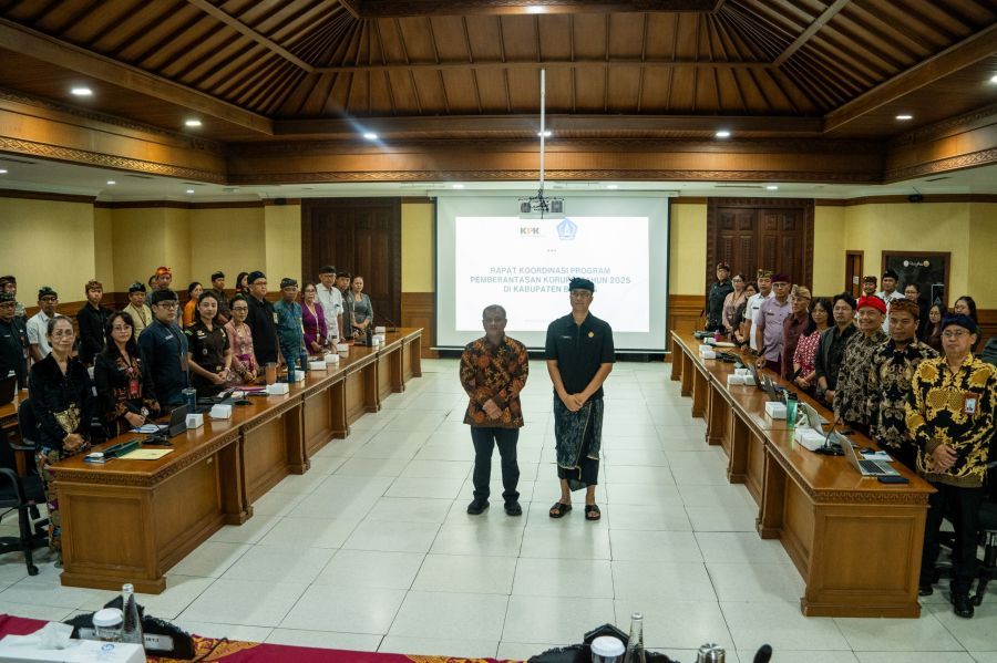 Sekda Badung Surya Suamba menghadiri Rakor Program Pemberantasan Tindak Pidana Korupsi Tahun 2025 di Ruang Rapat Kriya Gosana, Puspem Badung, Bali, Kamis (13/11/2025). (foto/adi)