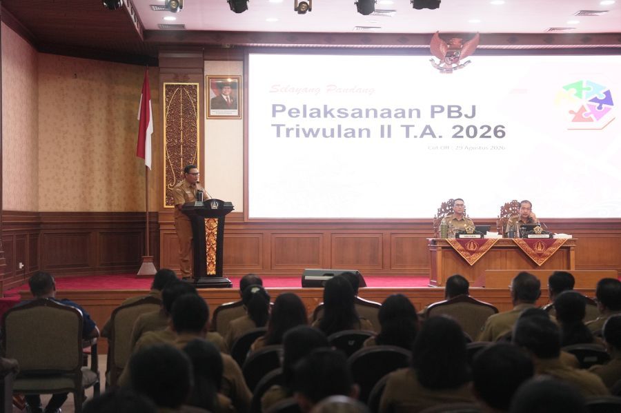 Sekda Badung Ida Bagus Surya Suamba saat memimpin langsung rapat evaluasi realisasi fisik dan keuangan APBD Tahun Anggaran 2026 di Ruang Rapat Kertha Gosana, Kantor Bupati Badung, Bali, Senin (31/8/2026). (foto/adi)