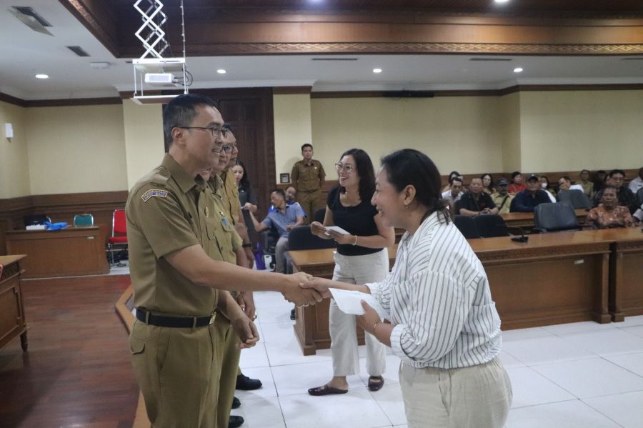 podiumnews.com-Sekda Badung Serahkan Santunan Pensiun dan Sumbangan Dana Kematian