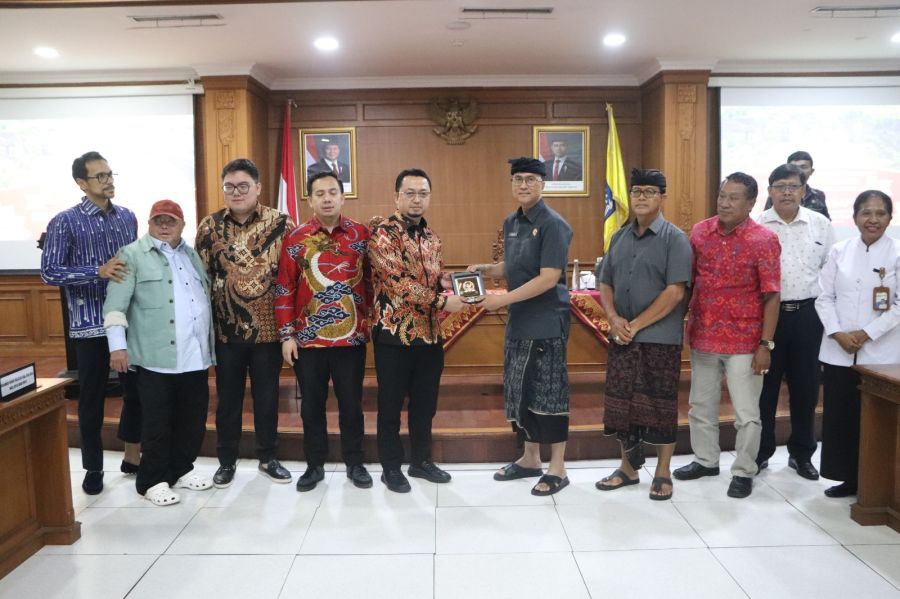 Sekda Badung Ida Bagus Surya Suamba menerima kunjungan kerja Delegasi Badan Kerja Sama Antar Parlemen (BKSAP) DPR RI di Puspem Badung, Selasa (2/12/2025). (Foto/adi)