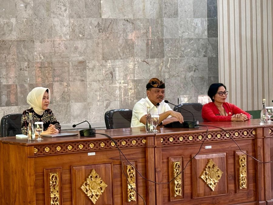 Sekda Provinsi Bali Dewa Made Indra saat membuka kegiatan “Pemenuhan Hak Anak Melalui Penguatan Peran Keluarga dan Partisipasi Anak dalam Proses Pembangunan” di Aula Jempiring Bappeda Provinsi Bali, Denpasar, Kamis (20/8/2026). (foto/sukadana)