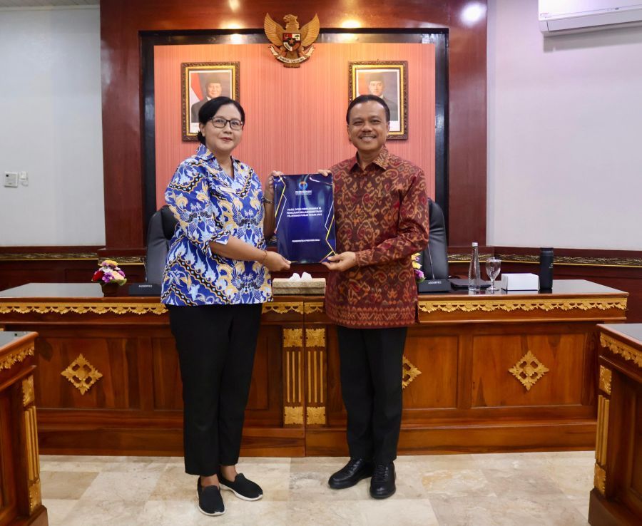 Sekretaris Daerah Provinsi Bali, Dewa Made Indra, menerima hasil opini Ombudsman RI terkait Penilaian Maladministrasi Pelayanan Publik Tahun 2025 yang diserahkan langsung oleh Kepala Perwakilan Ombudsman RI Provinsi Bali, Ni Nyoman Sri Widianti, di Gedung Wiswa Sabha Pratama, Denpasar, Bali, Rabu (25/2/2026). (Foto/sukadana)