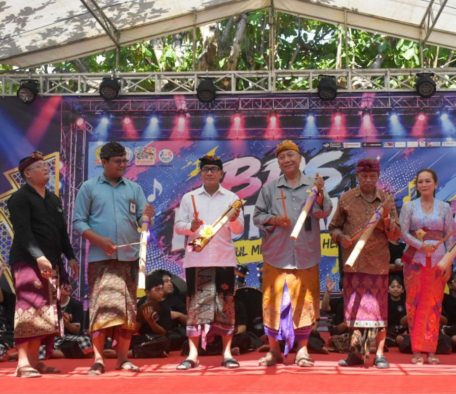 Sekda Kota Denpasar, I Gusti Ngurah Eddy Mulya saat memukul kulkul sebagai tanda dibukanya BPS Festival ke-4 di SD Bali Public School, Denpasar, Bali, Kamis (22/10/2026). (foto/sukadana)