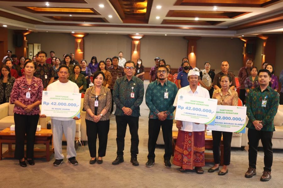 Sekretaris Daerah Kota Denpasar, I Gusti Ngurah Eddy Mulya, membuka kegiatan Diseminasi Perlindungan Pekerja Rentan, di Gedung Sewaka Dharma Lumintang, Denpasar, Bali, Selasa (13/10/2026). (foto/sukadana)