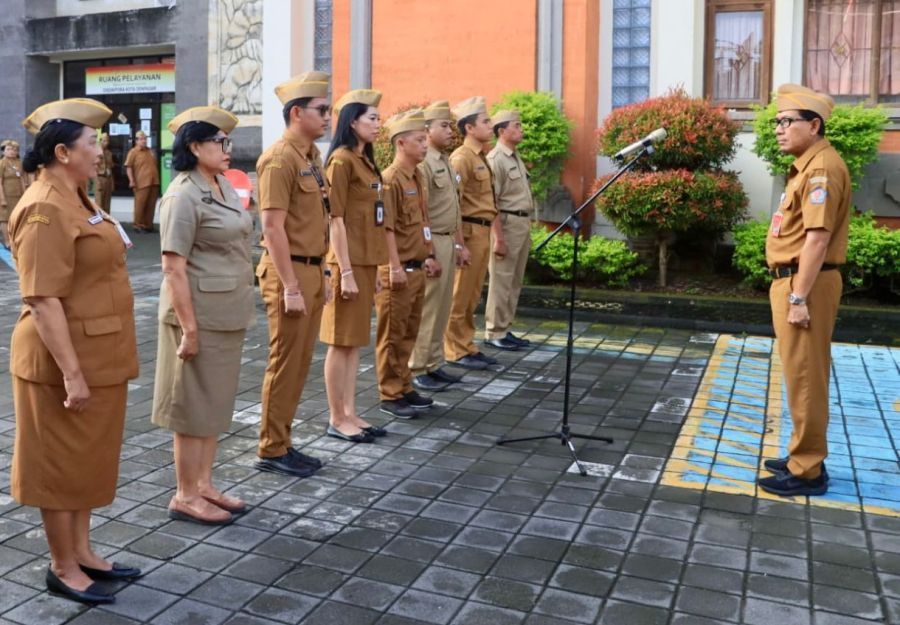 Sekda Kota Denpasar I Gusti Ngurah Eddy Mulya saat memimpin apel disiplin di Disdikpora Denpasar, Bali, Senin (16/3/2026). (foto/sukadana)
