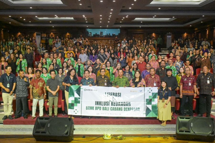 Sekretaris Daerah Kota Denpasar, I Gusti Ngurah Eddy Mulya saat menghadiri Puncak HUT ke-118 Ikatan Notaris Indonesia (INI) dan HUT ke-39 Ikatan Pejabat Pembuat Akta Tanah (IPPAT) yang dirangkaikan dengan talkshow bertema “Mewujudkan Kemudahan Peralihan Hak Terintegrasi (PERINTIS) 10 Hari untuk Meningkatkan Kualitas Pelayanan kepada Masyarakat” di Gedung Dharma Negara Alaya, Kota Denpasar, Bali, Jumat (25/9/2026). (foto/sukadana)