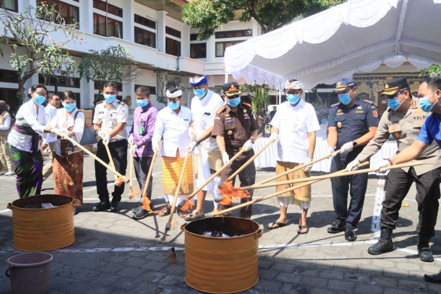 podiumnews.com-Sekda Denpasar Hadiri Pemusnahan Ribuan Slop Rokok Ilegal Hasil Rampasan