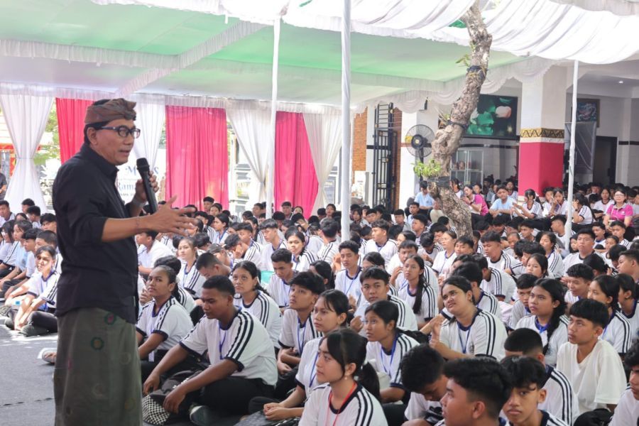 podiumnews.com-Sekda Denpasar Jadi Narasumber MPLS SMK PGRI 3, Tekankan Ini