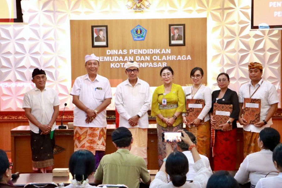 podiumnews.com-Sekda Denpasar Serahkan SK Pengangkatan 41 Kepala Sekolah
