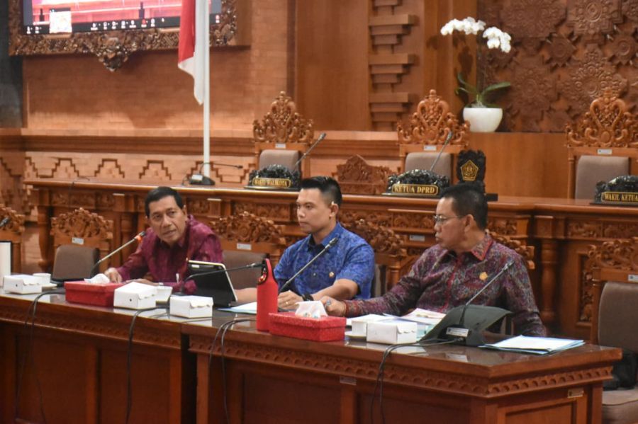 Sekretaris Daerah Kota Denpasar, I Gusti Ngurah Eddy Mulya saat menyampaikan tanggapannya pada Rapat Kerja Pansus IV Tentang Pertanggungjawaban APBD Kota Denpasar Tahun Anggaran 2025 yang digelar di Gedung DPRD Kota Denpasar, Bali, Selasa (7/7/2026). (foto/sukadana)