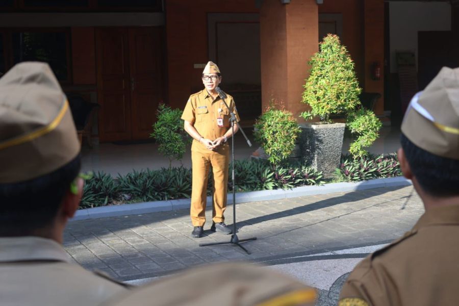 Sekda Kota Denpasar, I Gusti Ngurah Eddy Mulya saat memimpin apel disiplin ASN di halaman Kantor Wali Kota Denpasar, Senin (20/4/2026). (foto/sukadana)