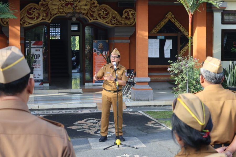 Sekretaris Daerah Kota Denpasar, I Gusti Ngurah Eddy Mulya, memimpin apel disiplin pegawai di lingkungan Kantor Kecamatan Denpasar Barat, Denpasar, Bali, Senin (11/5/2026). (foto/sukadana)