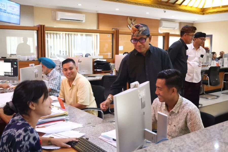 Sekda Kota Denpasar, I Gusti Ngurah Eddy Mulya saat melaksanakan kunjungan ke sejumlah titik layanan publik, di kantor Pemkot Denpasar, Bali, Selasa (24/3/2026). (Foto/sukadana)